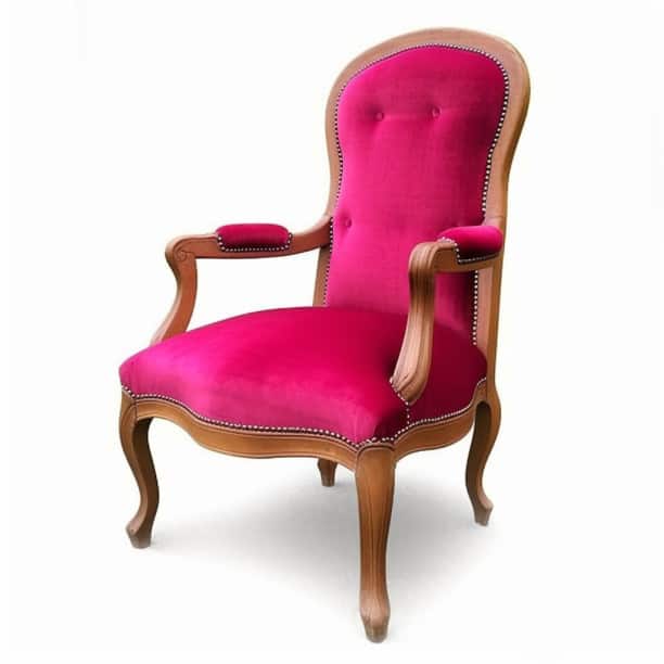 Voltaire fauteuil herontworpen met neonroze fluweel
