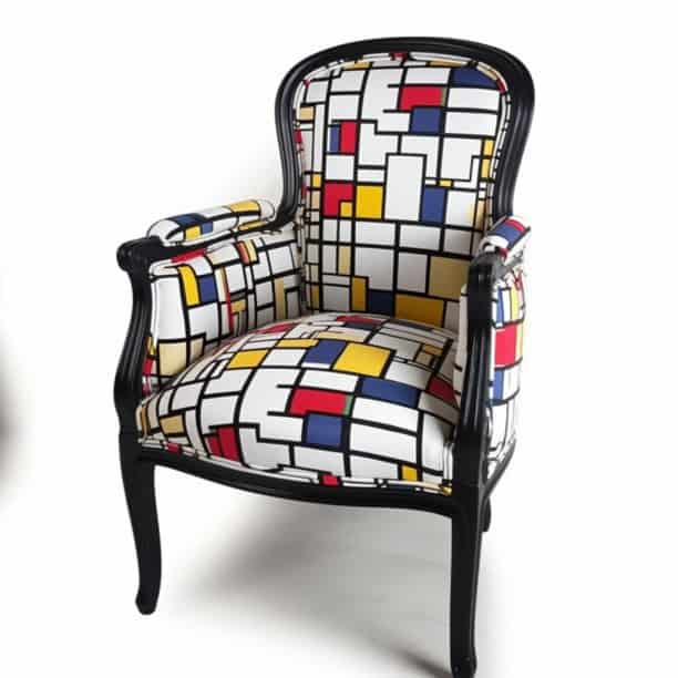 Fauteuil Voltaire relooké dans le style du peintre Mondrian