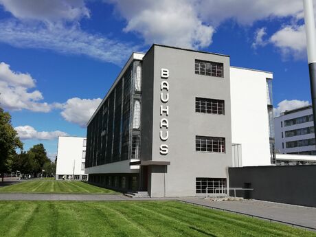 Het Bauhaus-gebouw in Dessau