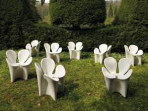 Chaises Clover dans le jardin
