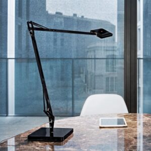 Antonio Citterio lampe de table Kelvin Edge noire en situation Flos