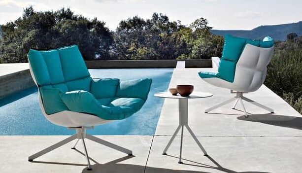 Fauteuil Husk bleu blanc de Patricia Urquiola chez B&B Italia