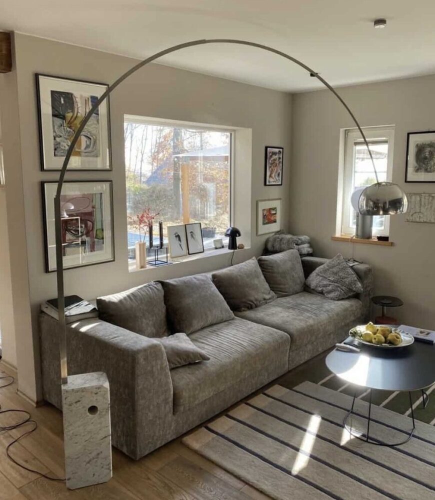 Lampadaire Arco illuminant un salon