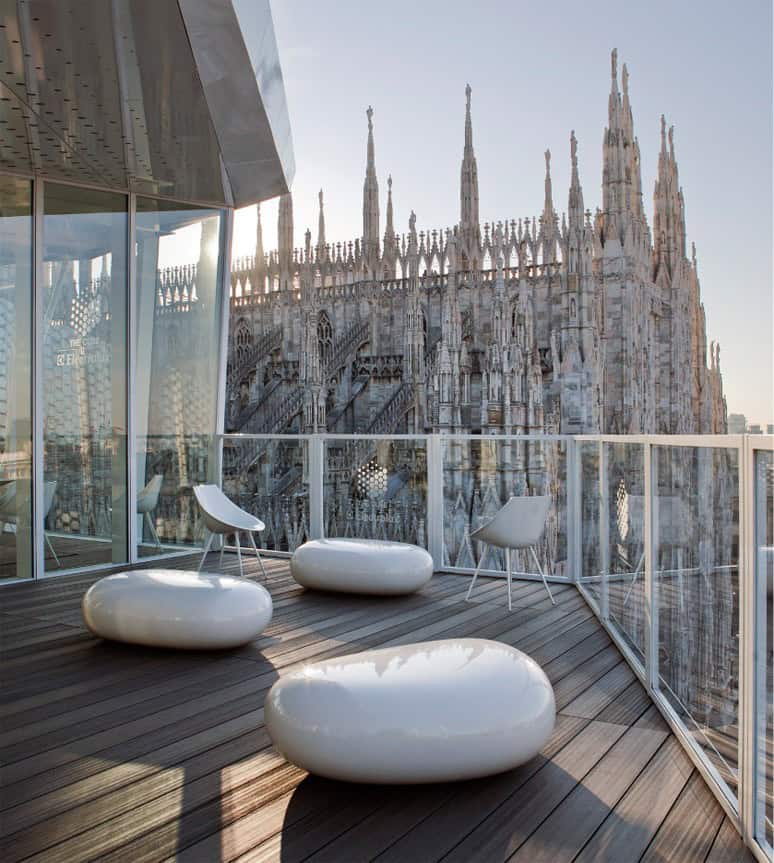 Pouf koishi blanc sur une terrasse
