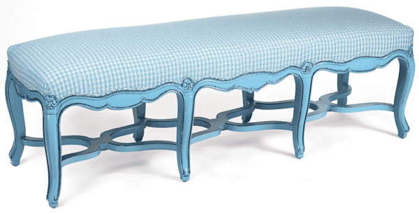 Louis XV bank opnieuw bekleed in pastelblauwe houndstooth stof