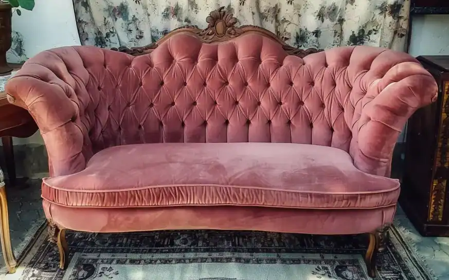 Photo canape Napoleon III capitonne en velours vieux rose e1723121076705