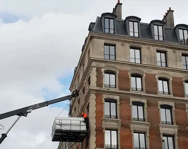 Un monte-meubles monte un canapé