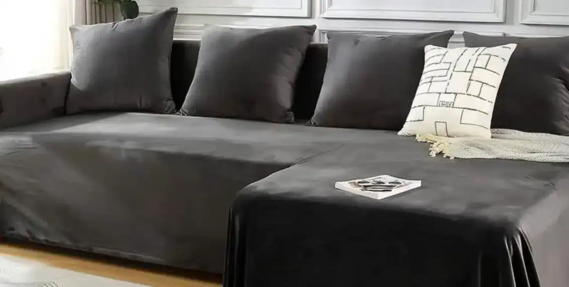 Canapé avec housse imperméable noire