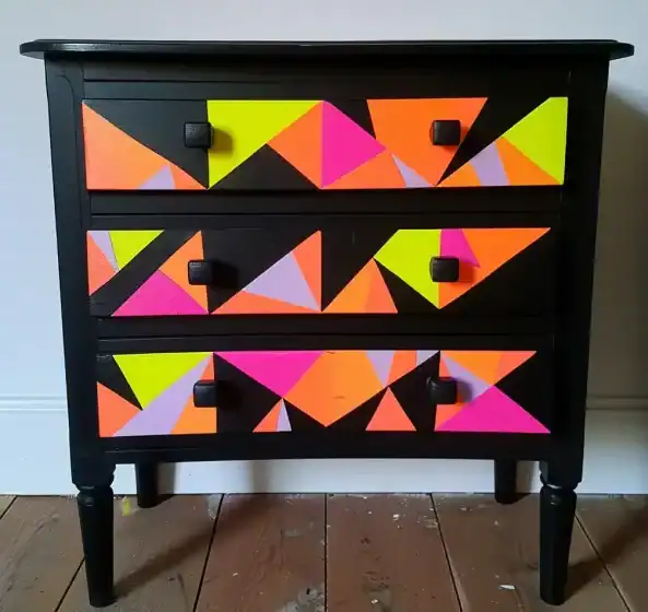 Commode repeinte en noir et fluo e1724354120270