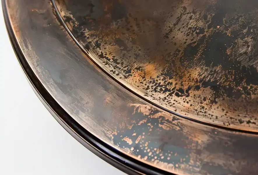 Effet de peinture metallique bronze sur table ovale e1721500194346