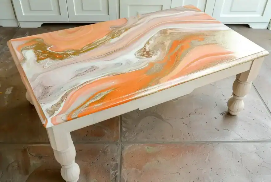 Table basse peinte avec effet marbre beige orange et or e1721499472390