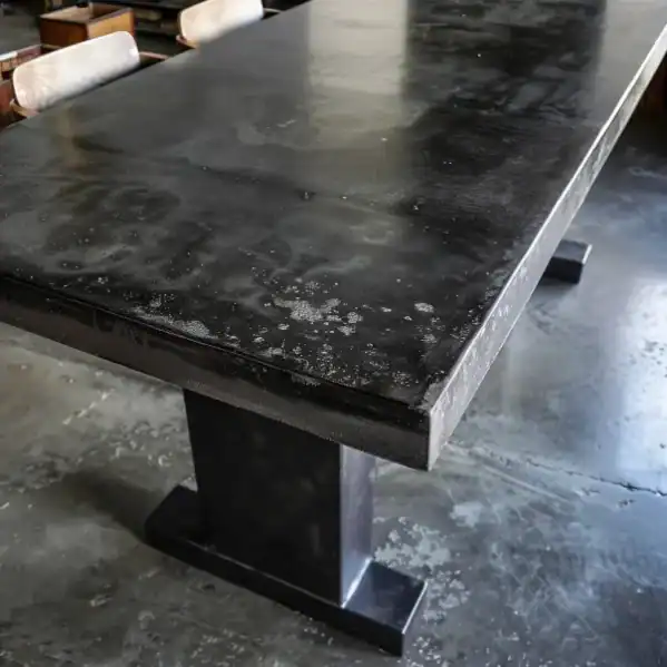 Table de cuisine en beton cire noir e1721507181980