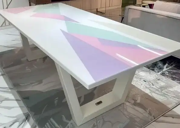 Table relookee en resine epoxy blanc et pastel e1721509582157