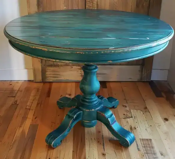 Ronde tafel overgeschilderd met turkoois krijt