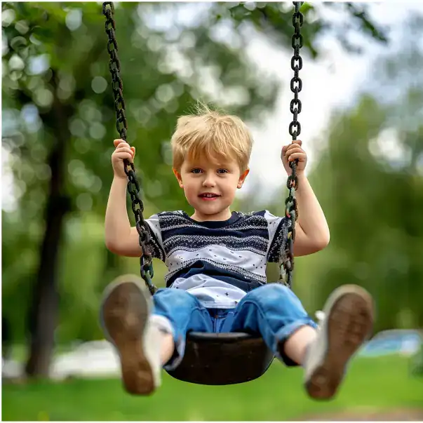 Un enfant fait de la balancoire
