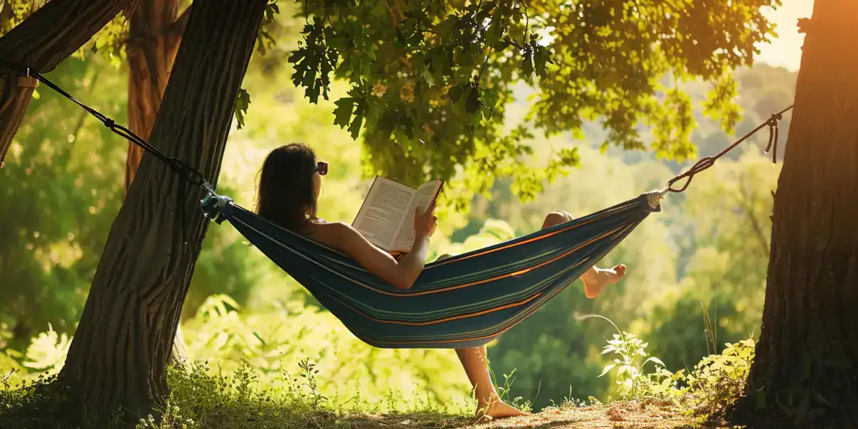 Une femme lit dans un hamac