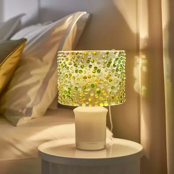 Abat-jour de lampe décoré avec des perles translucides jaunes et vertes