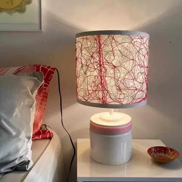Abat-jour décoré avec du fil de soie rouge