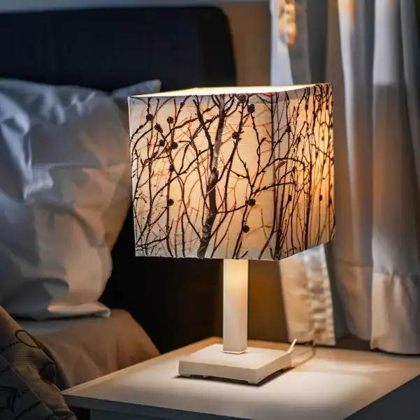 Abat-jour relooké avec des brindilles