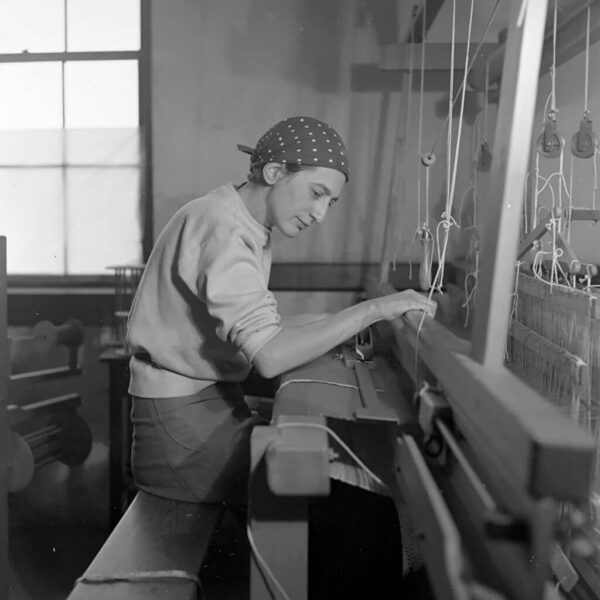 Anni Albers à l'atelier textile au Bauhaus