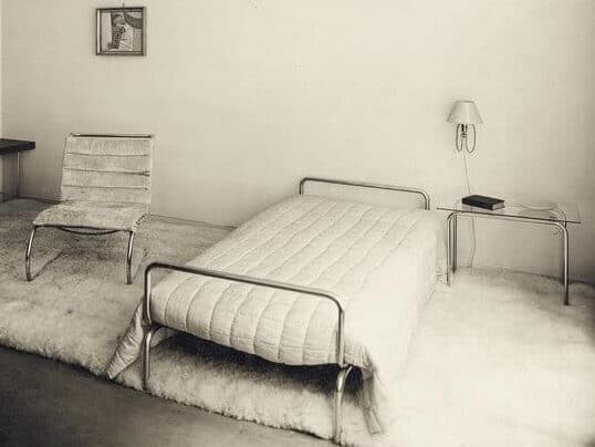 Cadre de lit en tubes de métal - Lilly Reich