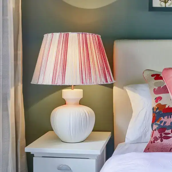 Lampe de chevet blanche relookée avec du fil rouge