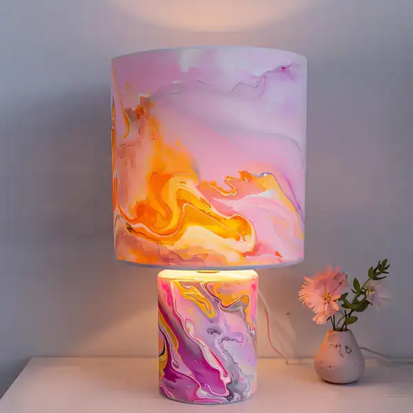 Lampe de chevet décorée en fluid art rose orange violet