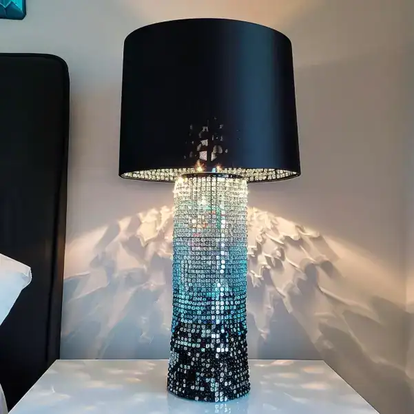 Lampe noire décorée avec des faux diamants et turquoises