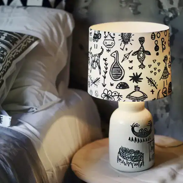 Relooking de lampe avec dessins d'enfant à l'encre