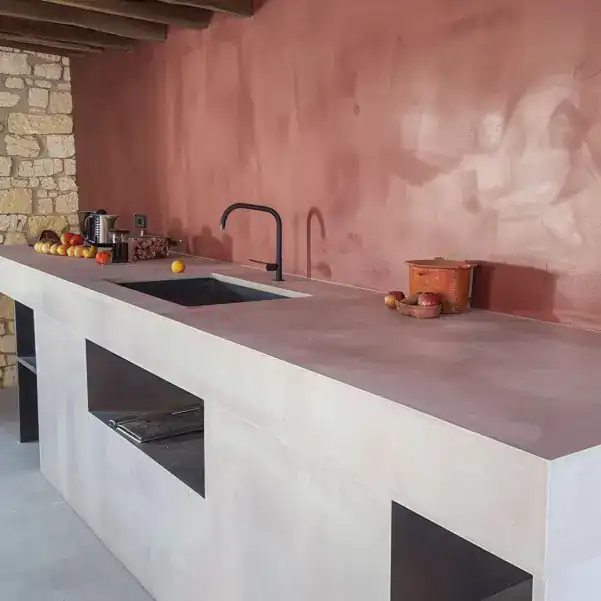 Plan de travail de cuisine béton ciré rose pâle