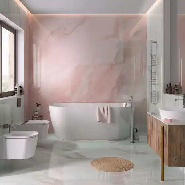Salle de bain avec murs en marbre rose et carrelage blanc