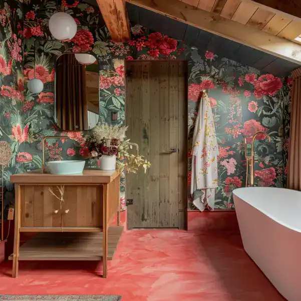 Salle de bain boho-chic avec sol en béton ciré corail