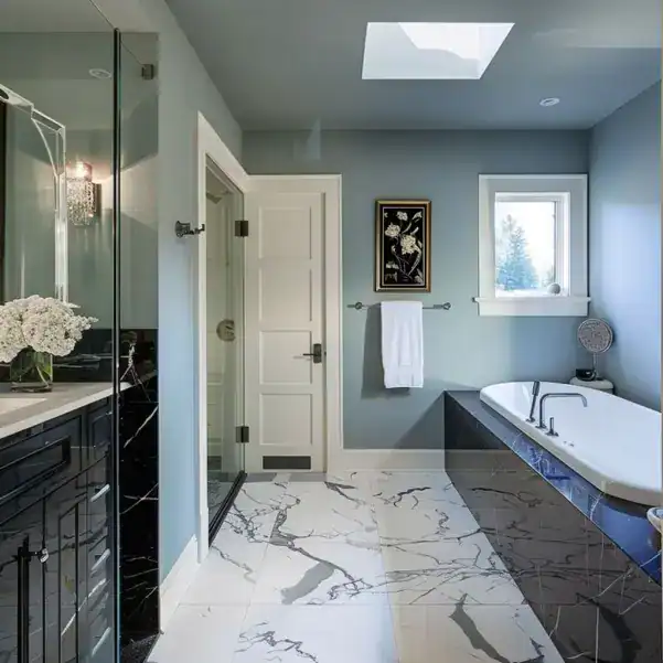 Salle de bain de luxe avec sol en marbre blanc et murs bleu pâle
