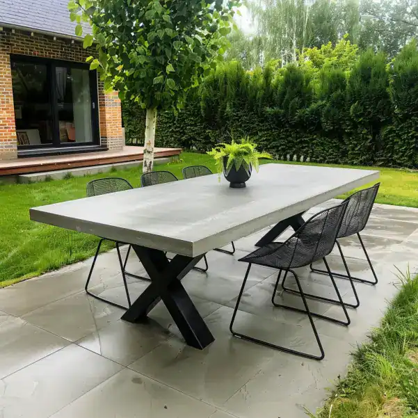 Table de jardin en béton ciré