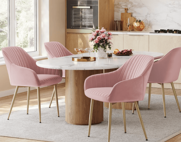 Chaises roses de salle à manger