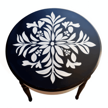 Table ronde motif floral au pochoir