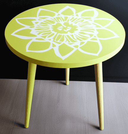 Table ronde verte motif fleur pochoir